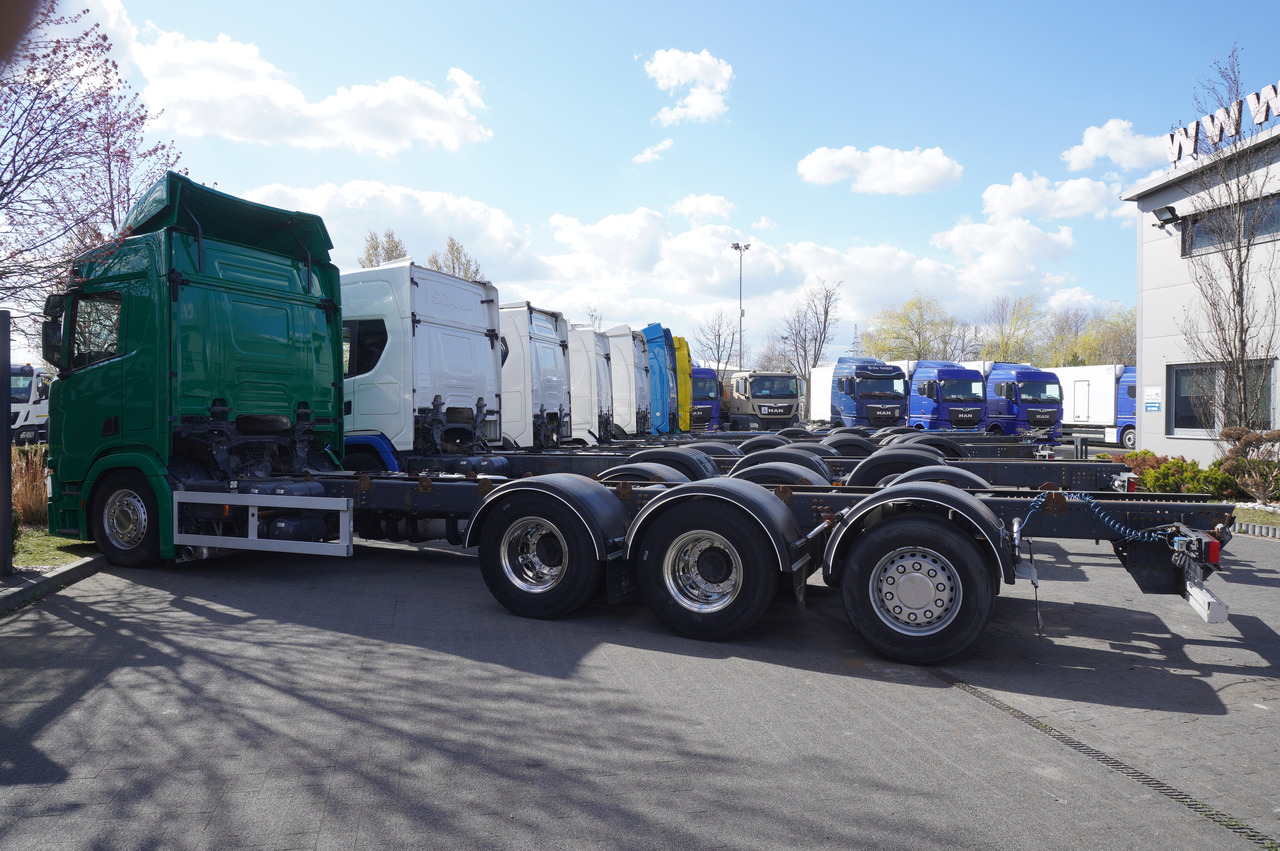 SCANIA R650 V8 / 650 HP/ frame 8.8 m / steered 4th axis / 20 units - Kamion sa golom šasijom i zatvorenom kabinom: slika 3 SCANIA R650 V8 / 650 HP/ frame 8.8 m / steered 4th axis / 20 units - Kamion sa golom šasijom i zatvorenom kabinom: slika 3