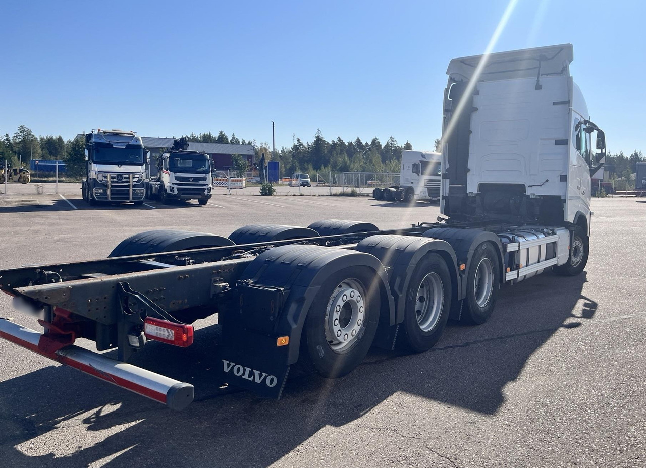 VOLVO FH 650 8x4 / Truck chassis / Sleeper cab - Kamion sa dizalicom: slika 3 VOLVO FH 650 8x4 / Truck chassis / Sleeper cab - Kamion sa dizalicom: slika 3