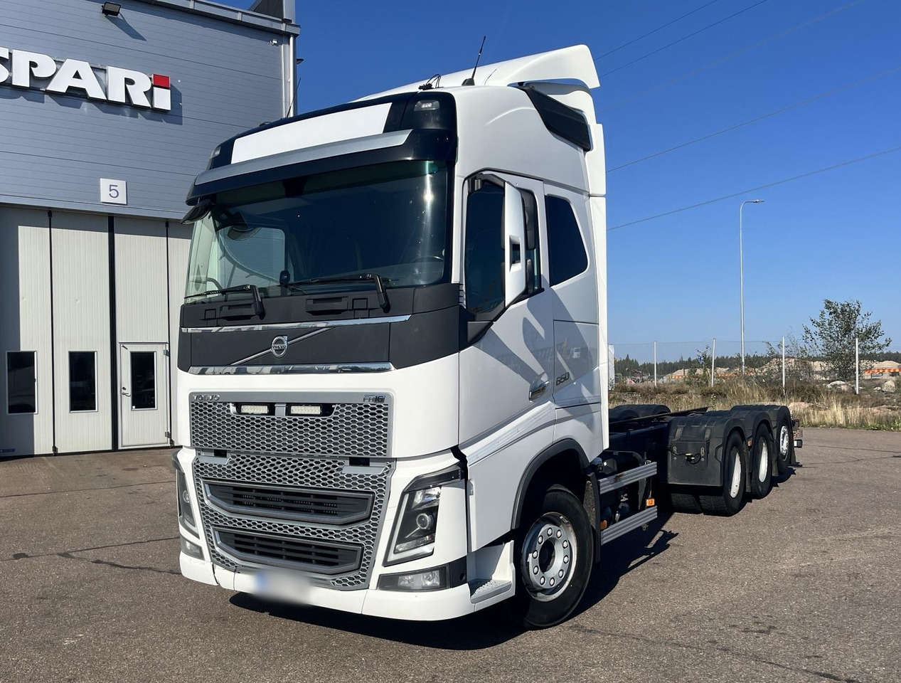 VOLVO FH 650 8x4 / Truck chassis / Sleeper cab - Kamion sa dizalicom: slika 2 VOLVO FH 650 8x4 / Truck chassis / Sleeper cab - Kamion sa dizalicom: slika 2
