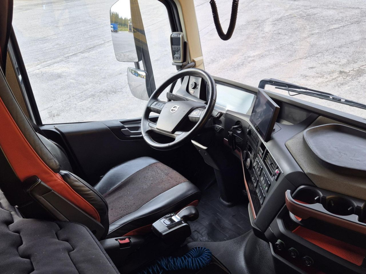 Kamion sa dizalicom za prevoz drva VOLVO FH 750 8x4 / 2 lifted axles / timber truck: slika 15