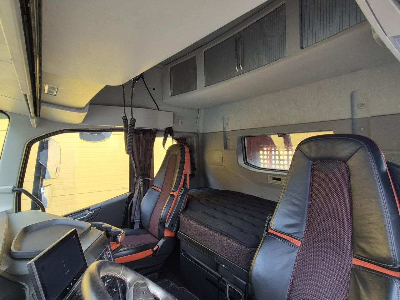 Kamion sa dizalicom za prevoz drva VOLVO FH 750 8x4 / 2 lifted axles / timber truck: slika 12