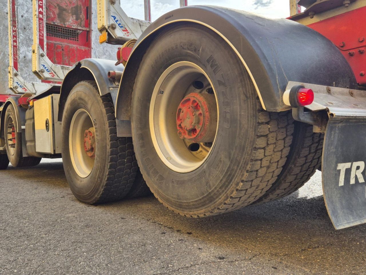 Kamion sa dizalicom za prevoz drva VOLVO FH 750 8x4 / 2 lifted axles / timber truck: slika 9