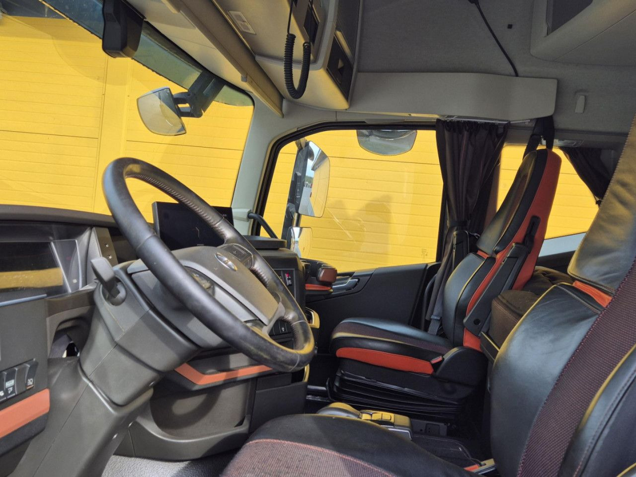 Kamion sa dizalicom za prevoz drva VOLVO FH 750 8x4 / 2 lifted axles / timber truck: slika 11