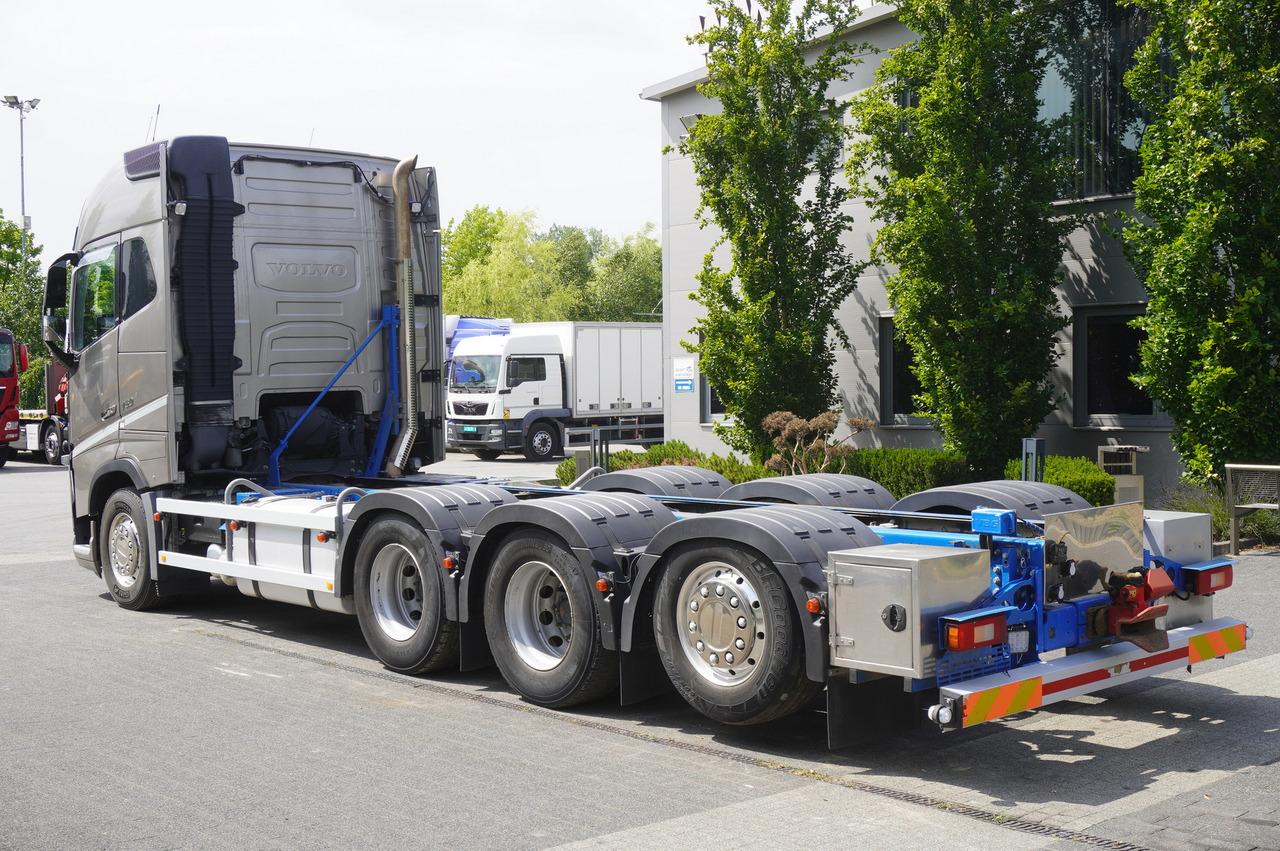 VOLVO FH16 750 8x4x4 / 750 HP! / Frame 685 cm / Steered 4th axle - Kamion sa golom šasijom i zatvorenom kabinom: slika 4 VOLVO FH16 750 8x4x4 / 750 HP! / Frame 685 cm / Steered 4th axle - Kamion sa golom šasijom i zatvorenom kabinom: slika 4