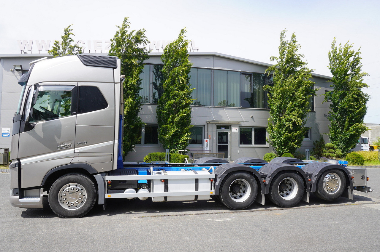 VOLVO FH16 750 8x4x4 / 750 HP! / Frame 685 cm / Steered 4th axle - Kamion sa dizalicom: slika 3 VOLVO FH16 750 8x4x4 / 750 HP! / Frame 685 cm / Steered 4th axle - Kamion sa dizalicom: slika 3
