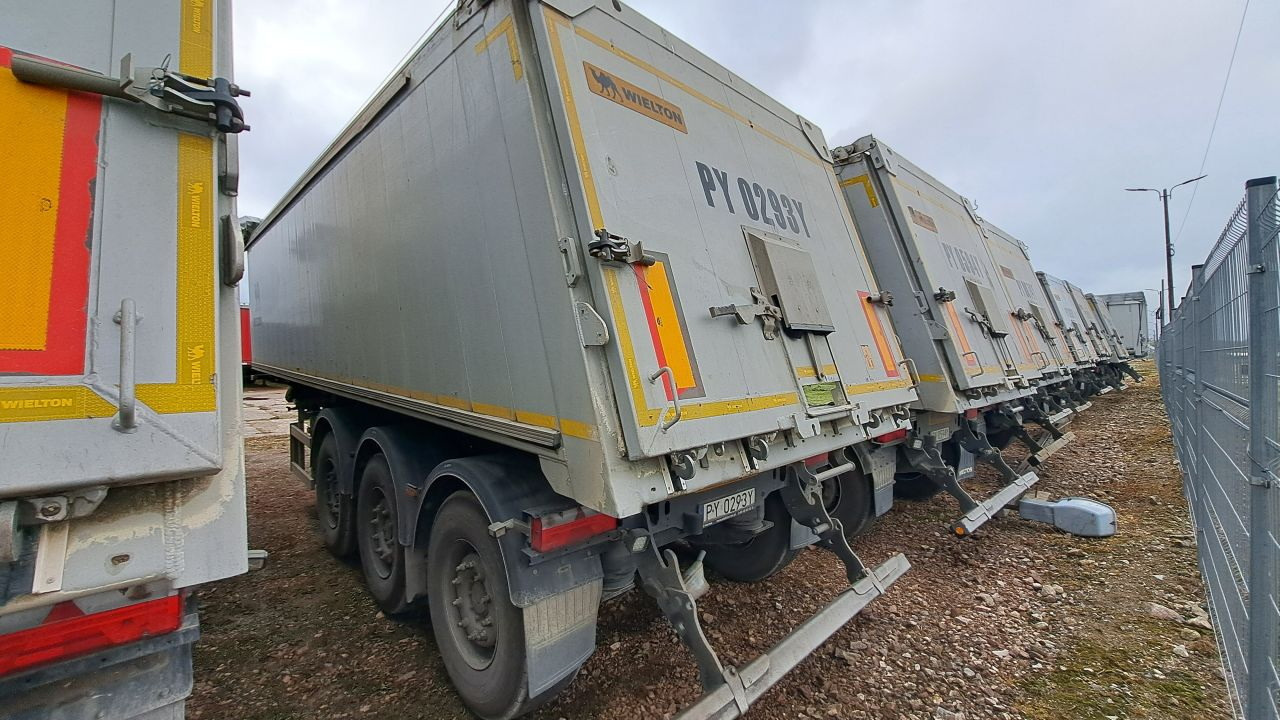 WIELTON NW-3 / weight 6.2 t / capacity 38m3 / Electrically folded roof / Teflon / 20 units, 2022 - Poluprikolica istovarivača: slika 4 WIELTON NW-3 / weight 6.2 t / capacity 38m3 / Electrically folded roof / Teflon / 20 units, 2022 - Poluprikolica istovarivača: slika 4