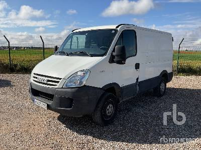 IVECO 35S10 4x2 - Kamion sa zatvorenim sandukom: slika 1 IVECO 35S10 4x2 - Kamion sa zatvorenim sandukom: slika 1