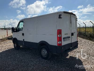 IVECO 35S10 4x2 - Kamion sa zatvorenim sandukom: slika 2 IVECO 35S10 4x2 - Kamion sa zatvorenim sandukom: slika 2