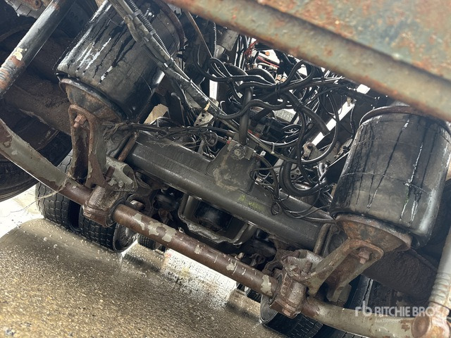 2003 Volvo FM12 8x2 Roll-Off Truck - Kamion sa hidrauličnom kukom: slika 4 2003 Volvo FM12 8x2 Roll-Off Truck - Kamion sa hidrauličnom kukom: slika 4