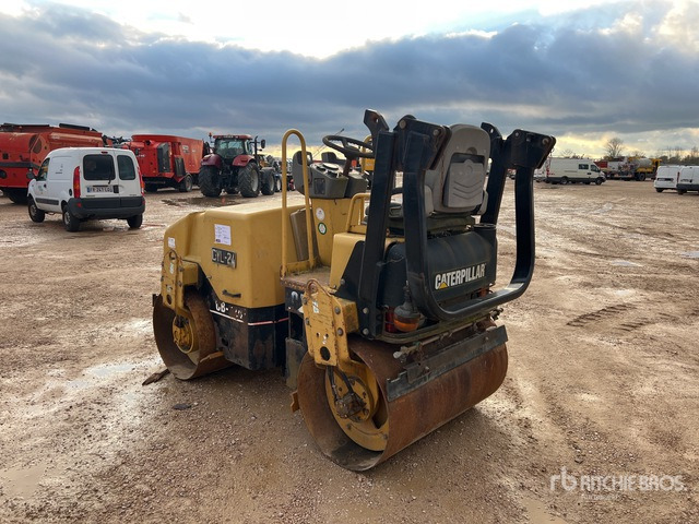 2005 Cat CB224E Compacteur Vibrant Tandem (Inop ... Double Drum Roller - Valjak za puteve: slika 2 2005 Cat CB224E Compacteur Vibrant Tandem (Inop ... Double Drum Roller - Valjak za puteve: slika 2