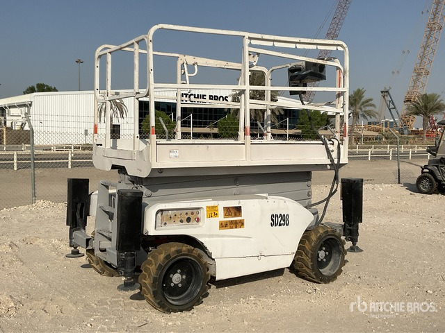 2004 Haulotte Compact 12DX 4x4 Diesel Scissor Lift - Lift u obliku makaza: slika 1 2004 Haulotte Compact 12DX 4x4 Diesel Scissor Lift - Lift u obliku makaza: slika 1
