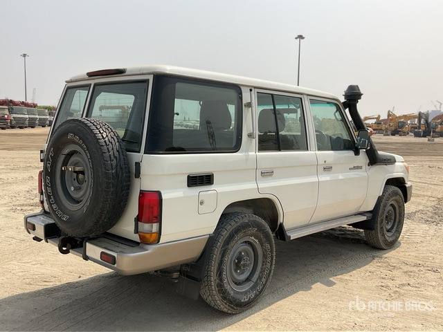 2011 Toyota Land Cruiser LX 76R 4x4 SUV - SUV: slika 3 2011 Toyota Land Cruiser LX 76R 4x4 SUV - SUV: slika 3