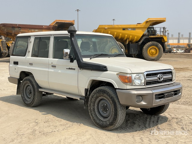 2011 Toyota Land Cruiser LX 76R 4x4 SUV - SUV: slika 1 2011 Toyota Land Cruiser LX 76R 4x4 SUV - SUV: slika 1