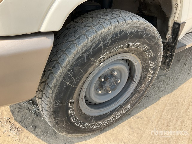 2011 Toyota Land Cruiser LX 76R 4x4 SUV - SUV: slika 5 2011 Toyota Land Cruiser LX 76R 4x4 SUV - SUV: slika 5