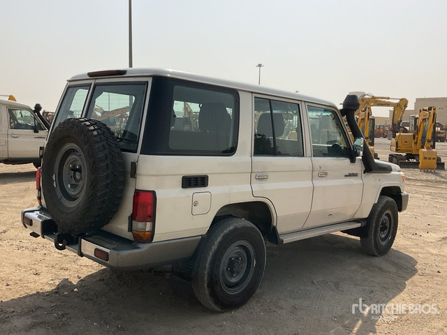 2014 Toyota Land Cruiser LX 76L 4x4 SUV - SUV: slika 3 2014 Toyota Land Cruiser LX 76L 4x4 SUV - SUV: slika 3