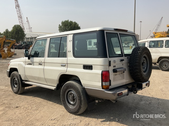 2014 Toyota Land Cruiser LX 76L 4x4 SUV - SUV: slika 4 2014 Toyota Land Cruiser LX 76L 4x4 SUV - SUV: slika 4