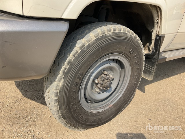 2014 Toyota Land Cruiser LX 76L 4x4 SUV - SUV: slika 5 2014 Toyota Land Cruiser LX 76L 4x4 SUV - SUV: slika 5