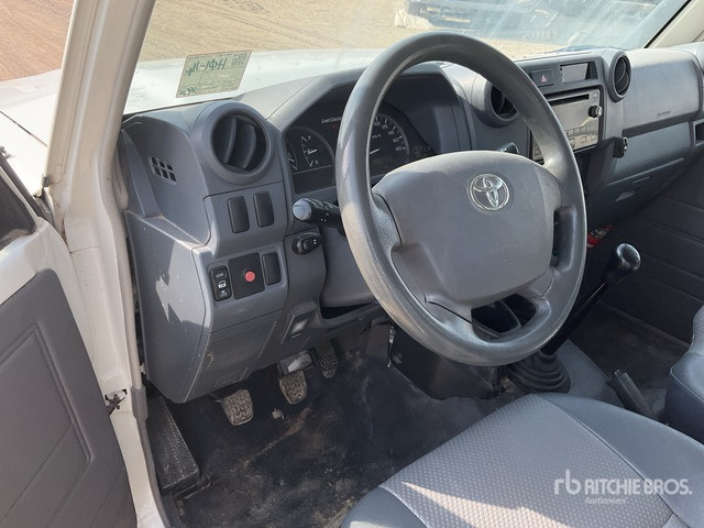 2016 Toyota Land Cruiser 79L 4x4 Crew Cab Pickup - Pikap: slika 5 2016 Toyota Land Cruiser 79L 4x4 Crew Cab Pickup - Pikap: slika 5