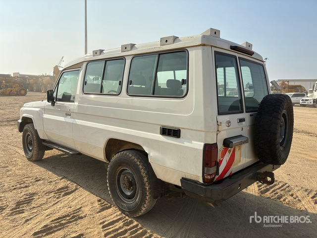 2018 Toyota Land Cruiser 78R 4x4 SUV - SUV: slika 2 2018 Toyota Land Cruiser 78R 4x4 SUV - SUV: slika 2