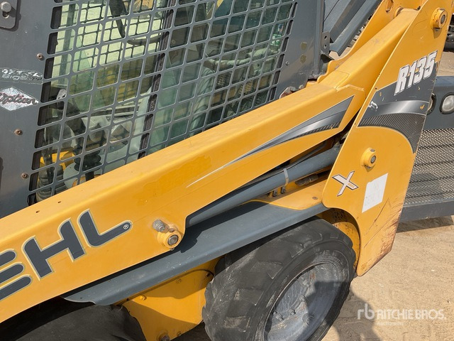 Mini utovarivač Gehl R135: slika 6