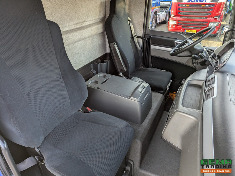 Interior photo 2: Kamion MAN TGL 7.150 4x2 Dagcabine Euro6 - Camper/Kart/Motor/ Mobiele Werkplaats - Laadklep 750KG - Zonnepaneel