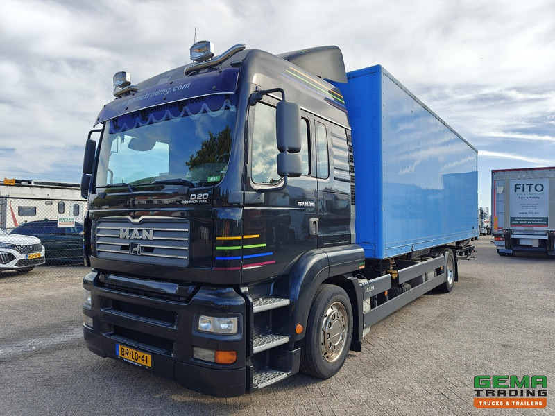 MAN TGA 18.310 4x2 LX Euro3 - Handgeschakeld ZF16 - BDF/VerhuisBak + Laadklep 2000KG - 207.000km - 12/2025 APK - Kamion za prevoz kontejnera/ Kamion sa promenjivim sandukom: slika 1 MAN TGA 18.310 4x2 LX Euro3 - Handgeschakeld ZF16 - BDF/VerhuisBak + Laadklep 2000KG - 207.000km - 12/2025 APK - Kamion za prevoz kontejnera/ Kamion sa promenjivim sandukom: slika 1