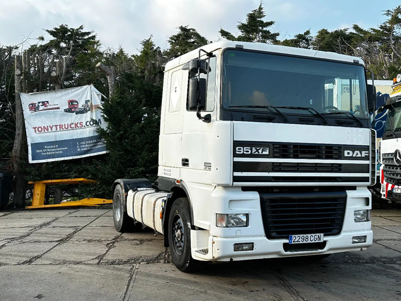 DAF XF 95.380 4X2 Tractor-unit Spring/Air ZF Manual Euro2 PTO - Tegljač: slika 1 DAF XF 95.380 4X2 Tractor-unit Spring/Air ZF Manual Euro2 PTO - Tegljač: slika 1