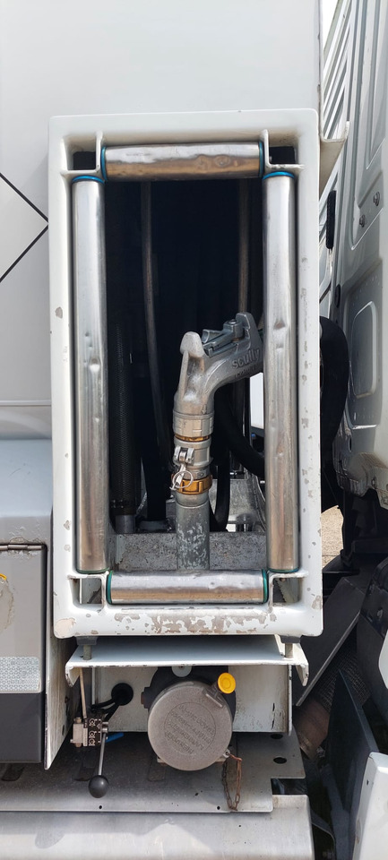 MERCEDES Antos - Kamion cisterna: slika 3 MERCEDES Antos - Kamion cisterna: slika 3