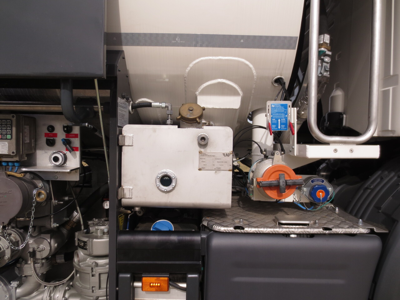 SCANIA G370 - Kamion cisterna: slika 2 SCANIA G370 - Kamion cisterna: slika 2