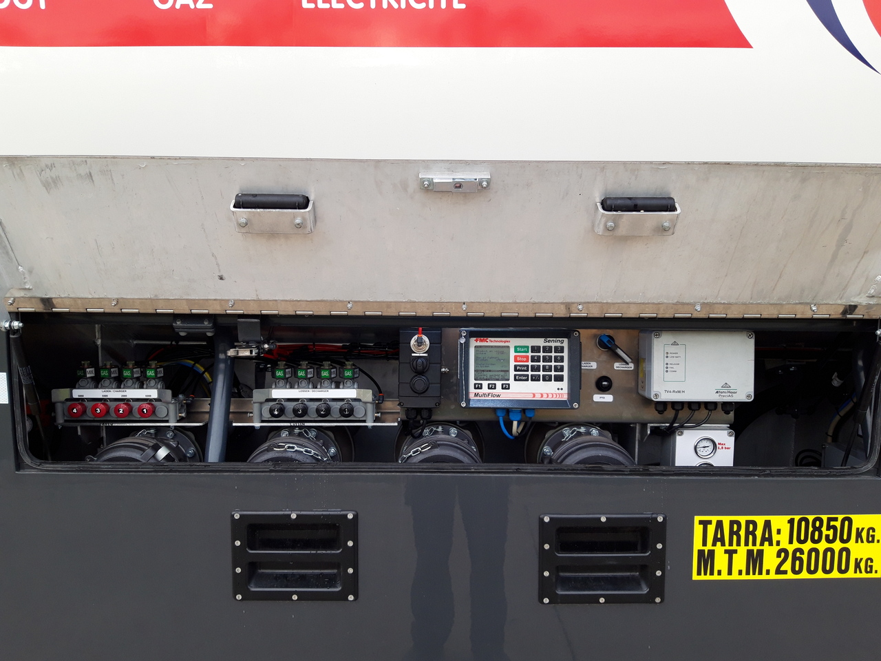 Kamion cisterna VOLVO FM: slika 17