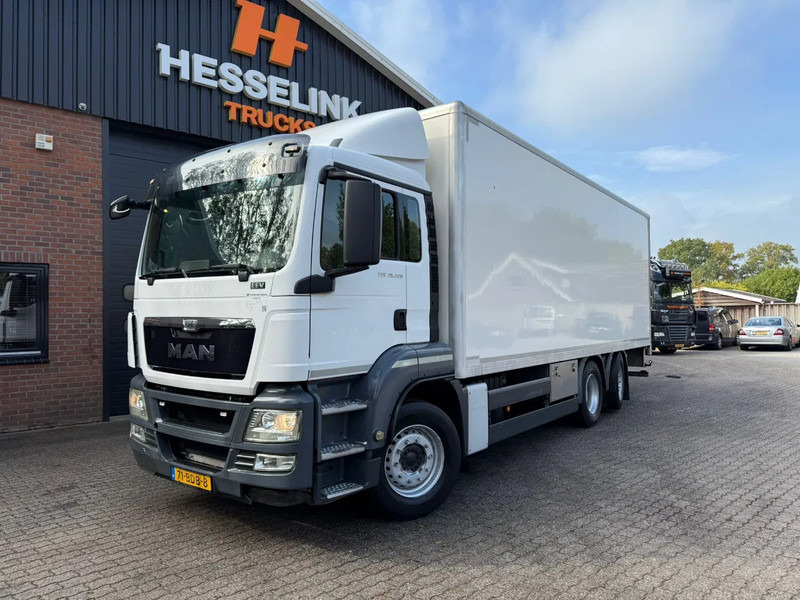 MAN TGS 26.320 Koffer Stuuras AHK 3.000KG LBW 353.980KM! NL Truck APK/TUV 11-03-2026 - Kamion sa zatvorenim sandukom: slika 1 MAN TGS 26.320 Koffer Stuuras AHK 3.000KG LBW 353.980KM! NL Truck APK/TUV 11-03-2026 - Kamion sa zatvorenim sandukom: slika 1