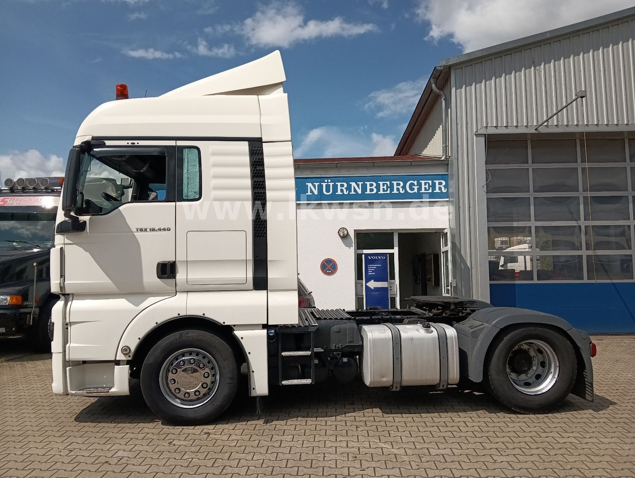 MAN TGX 18:440 FLT XLX 2xTank Klima Spoiler Kühlbox MAN TGX 18:440 FLT XLX 2xTank Klima Spoiler Kühlbox - Tegljač: slika 1 MAN TGX 18:440 FLT XLX 2xTank Klima Spoiler Kühlbox MAN TGX 18:440 FLT XLX 2xTank Klima Spoiler Kühlbox - Tegljač: slika 1