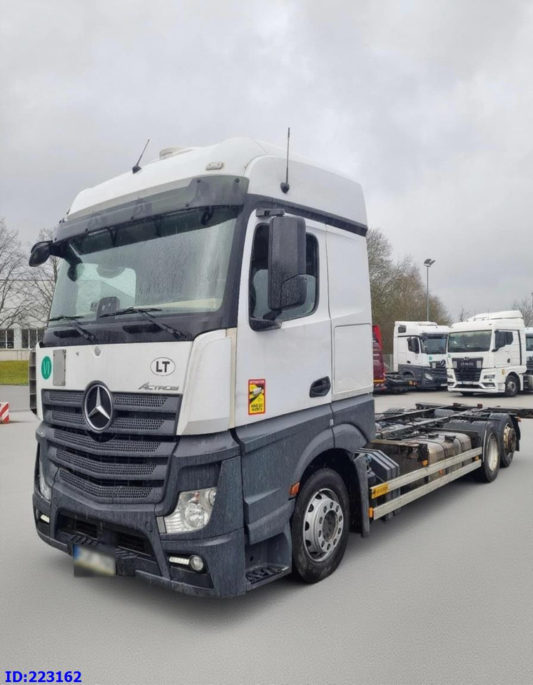 MERCEDES-BENZ Actros 2542 BDF 6x2 Euro6 - Kamion sa golom šasijom i zatvorenom kabinom: slika 1 MERCEDES-BENZ Actros 2542 BDF 6x2 Euro6 - Kamion sa golom šasijom i zatvorenom kabinom: slika 1