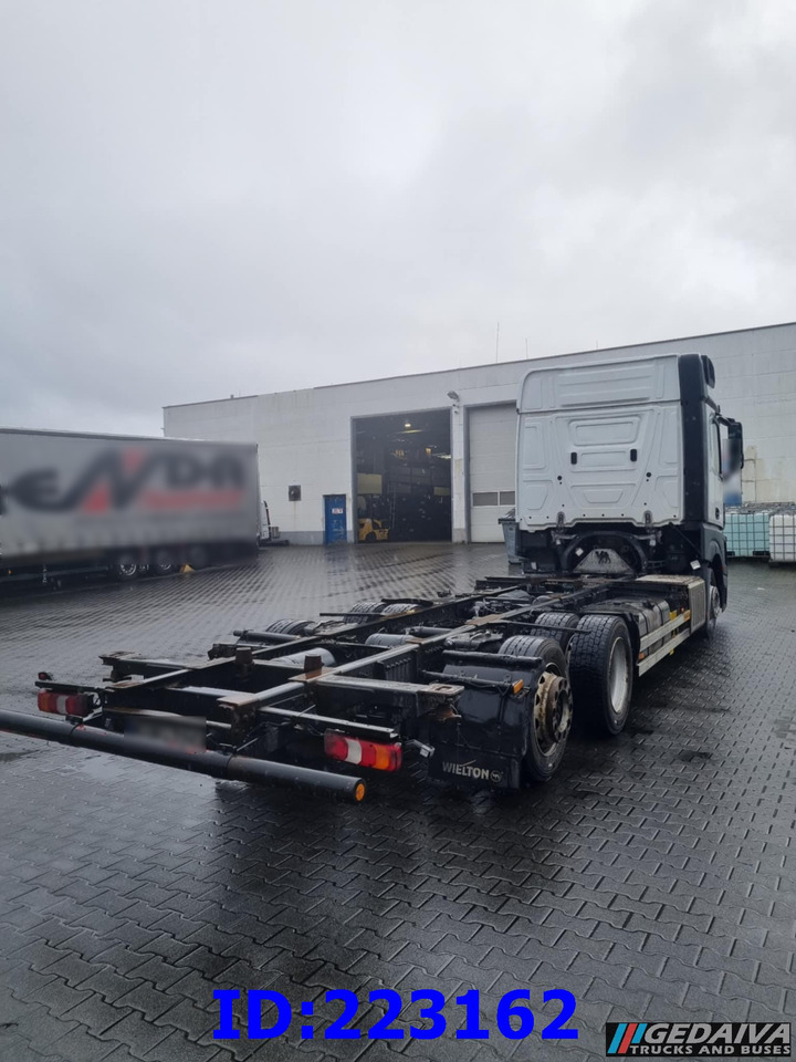 MERCEDES-BENZ Actros 2542 BDF 6x2 Euro6 - Kamion sa golom šasijom i zatvorenom kabinom: slika 4 MERCEDES-BENZ Actros 2542 BDF 6x2 Euro6 - Kamion sa golom šasijom i zatvorenom kabinom: slika 4