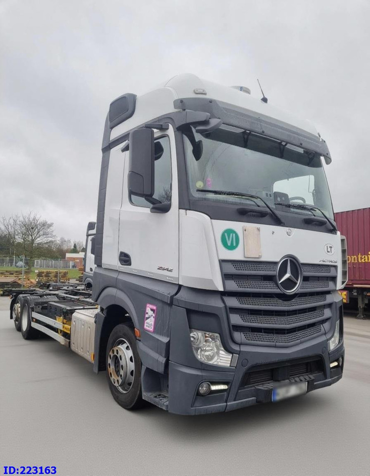 MERCEDES-BENZ Actros 2542 BDF 6x2 Euro6 - Kamion sa golom šasijom i zatvorenom kabinom: slika 1 MERCEDES-BENZ Actros 2542 BDF 6x2 Euro6 - Kamion sa golom šasijom i zatvorenom kabinom: slika 1