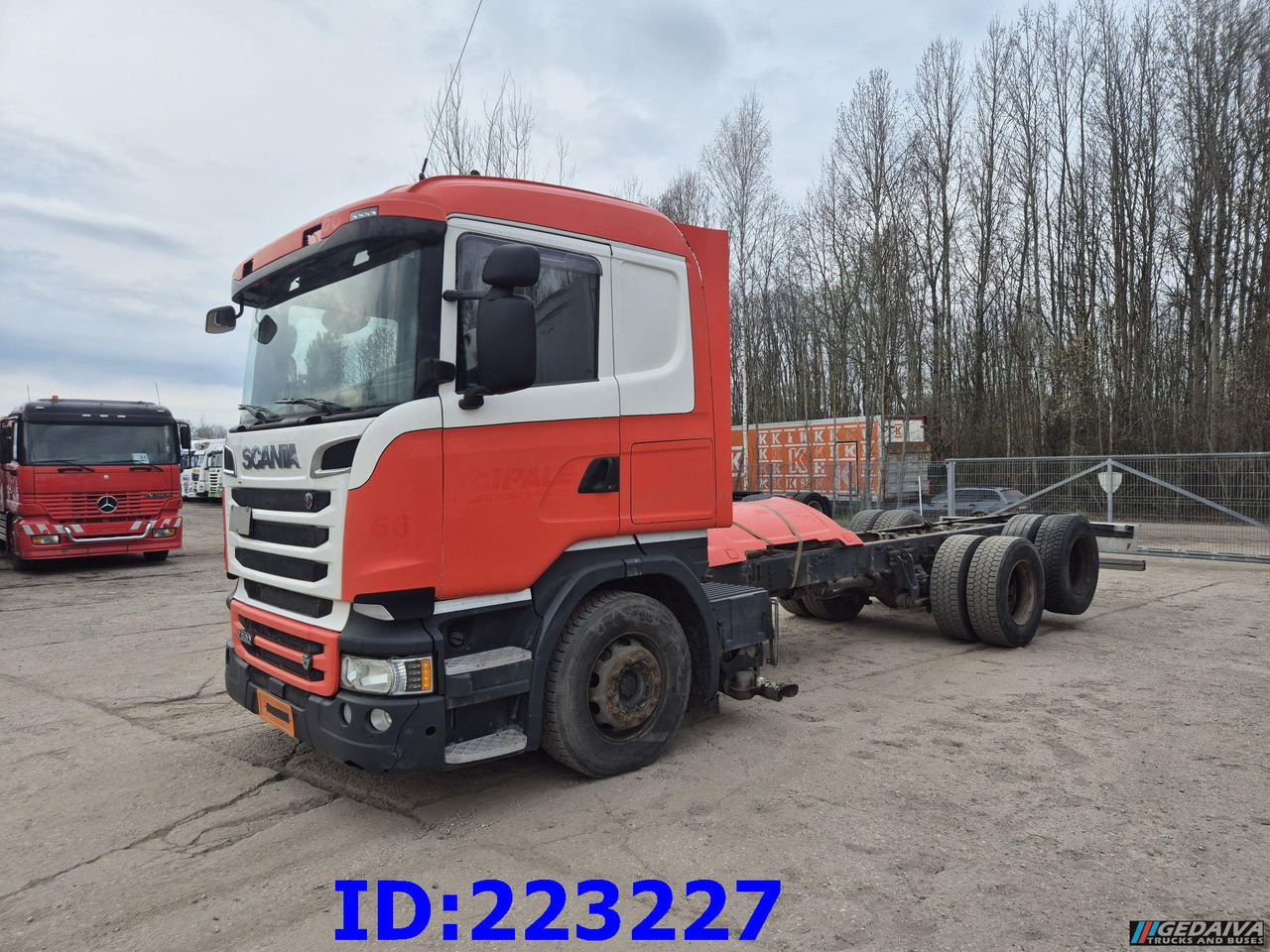 SCANIA R520 6X2 Euro6 - Kamion sa golom šasijom i zatvorenom kabinom: slika 1 SCANIA R520 6X2 Euro6 - Kamion sa golom šasijom i zatvorenom kabinom: slika 1