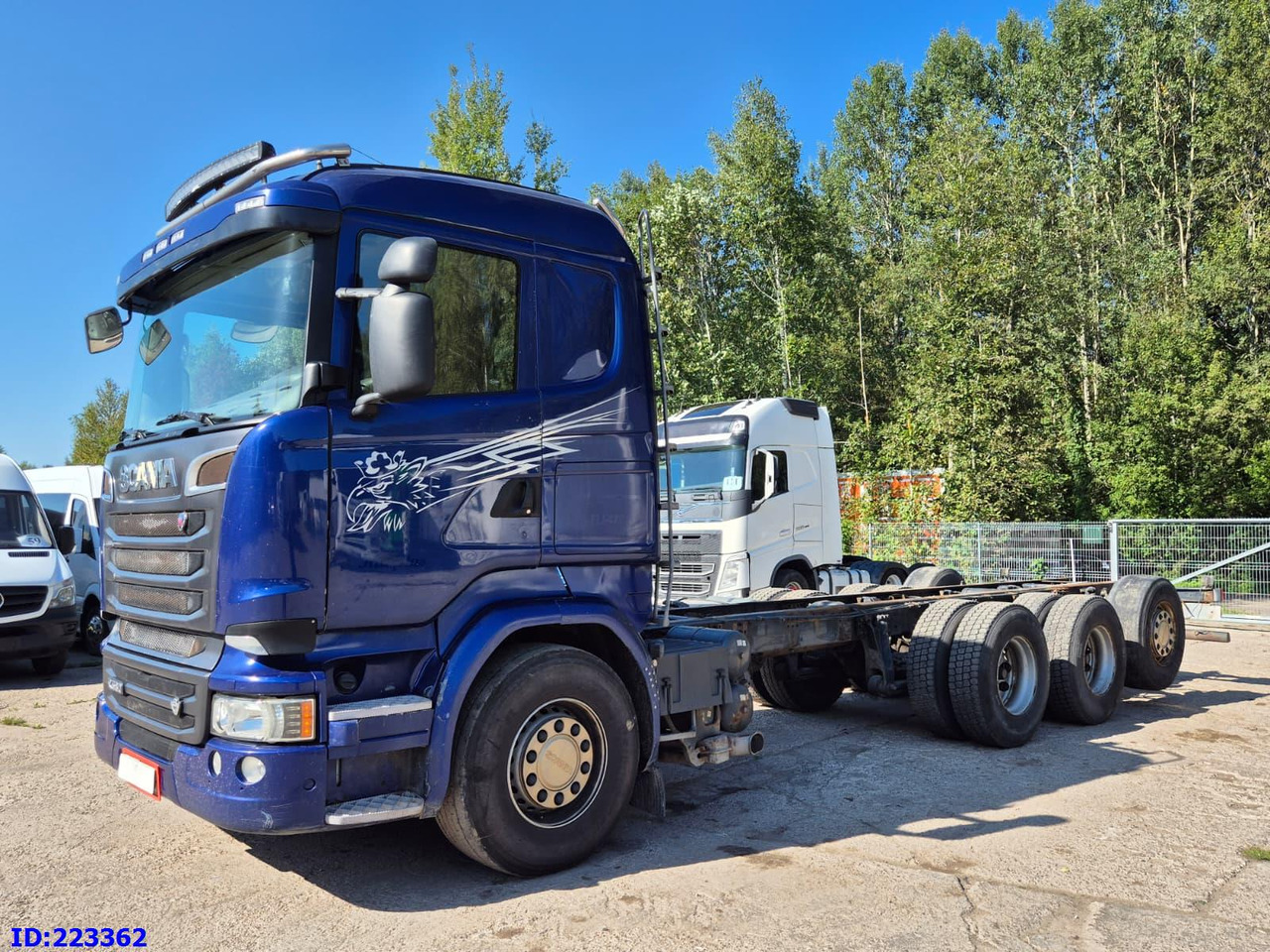 SCANIA R580 8x4 Euro6 Retarder - Kamion sa golom šasijom i zatvorenom kabinom: slika 1 SCANIA R580 8x4 Euro6 Retarder - Kamion sa golom šasijom i zatvorenom kabinom: slika 1