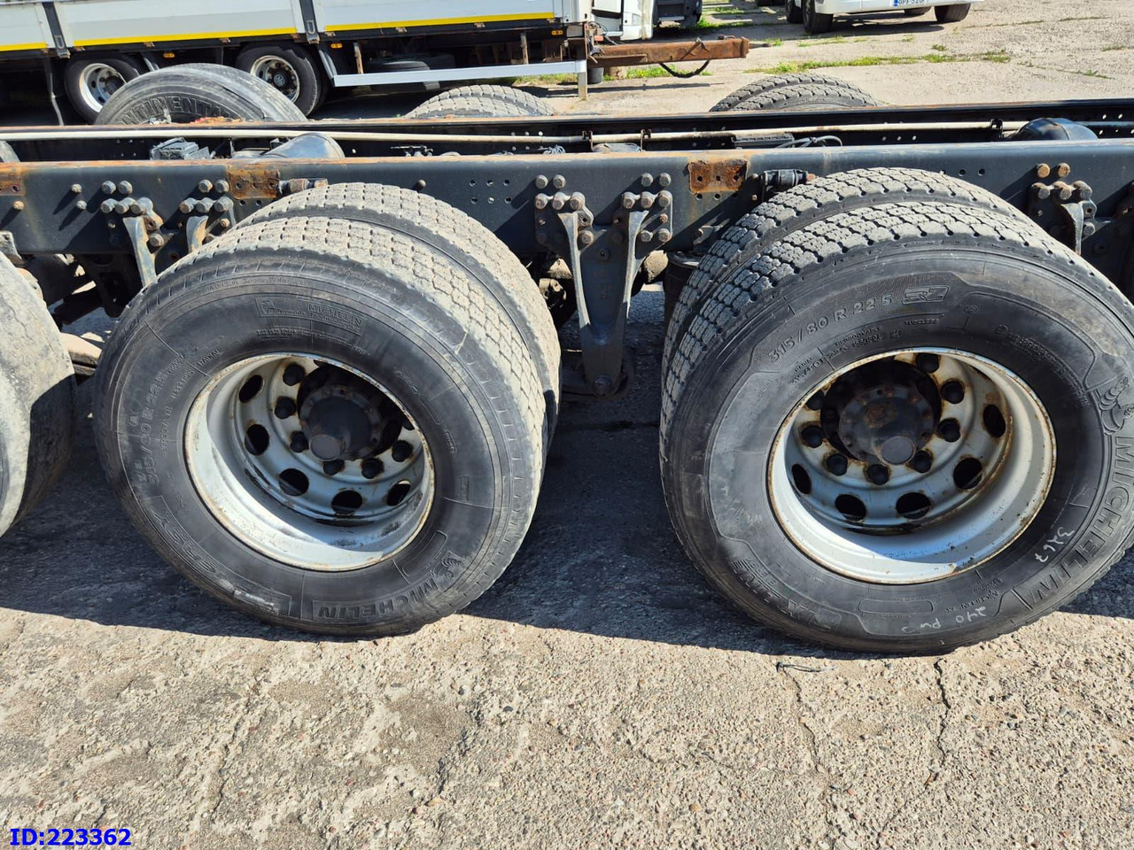 SCANIA R580 8x4 Euro6 Retarder - Kamion sa golom šasijom i zatvorenom kabinom: slika 5 SCANIA R580 8x4 Euro6 Retarder - Kamion sa golom šasijom i zatvorenom kabinom: slika 5