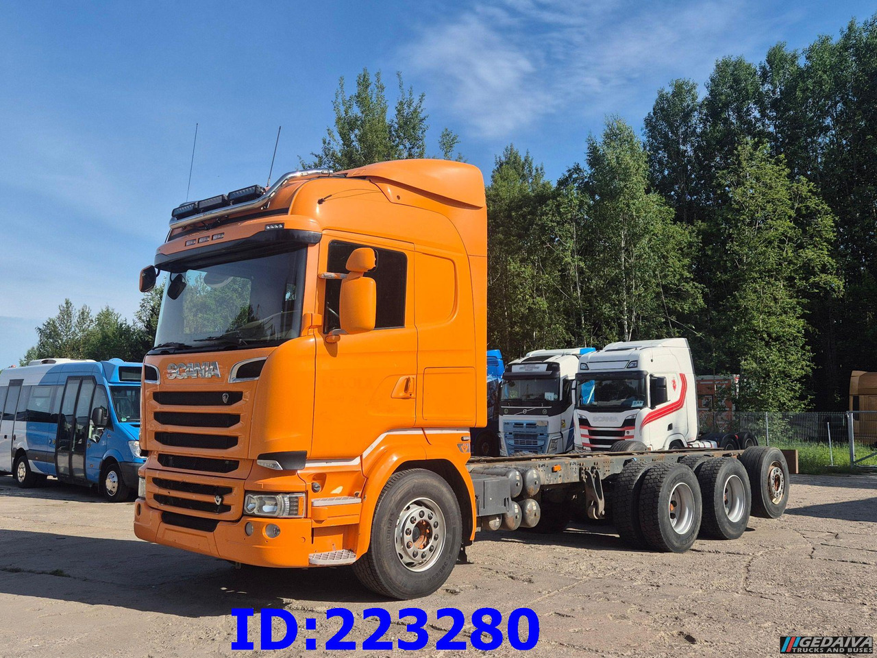 SCANIA R580 V8 8X4 Retarder (Steering axle) - Kamion sa golom šasijom i zatvorenom kabinom: slika 1 SCANIA R580 V8 8X4 Retarder (Steering axle) - Kamion sa golom šasijom i zatvorenom kabinom: slika 1