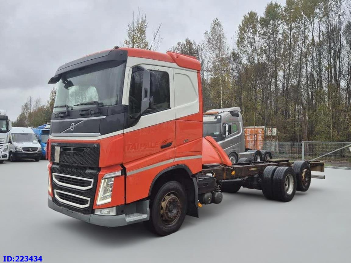 VOLVO FH13 500HP 6x2 - Kamion sa golom šasijom i zatvorenom kabinom: slika 1 VOLVO FH13 500HP 6x2 - Kamion sa golom šasijom i zatvorenom kabinom: slika 1