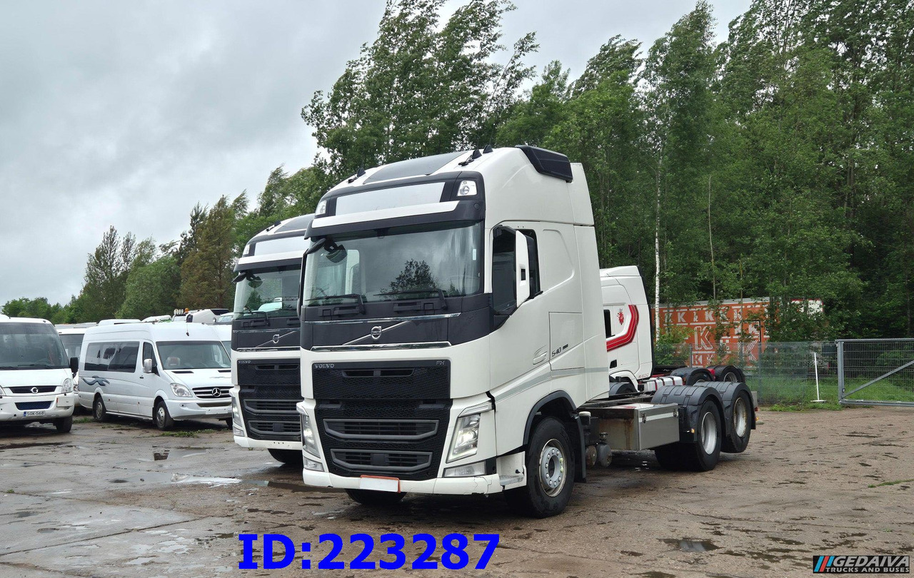 VOLVO FH13 540HP - 10 tyre (2pcs. available) - Kamion sa golom šasijom i zatvorenom kabinom: slika 4 VOLVO FH13 540HP - 10 tyre (2pcs. available) - Kamion sa golom šasijom i zatvorenom kabinom: slika 4