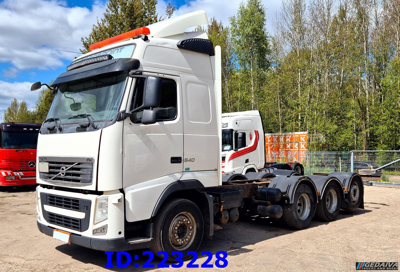 VOLVO FH13 540HP 8X4 Euro5 - Kamion sa golom šasijom i zatvorenom kabinom: slika 1 VOLVO FH13 540HP 8X4 Euro5 - Kamion sa golom šasijom i zatvorenom kabinom: slika 1