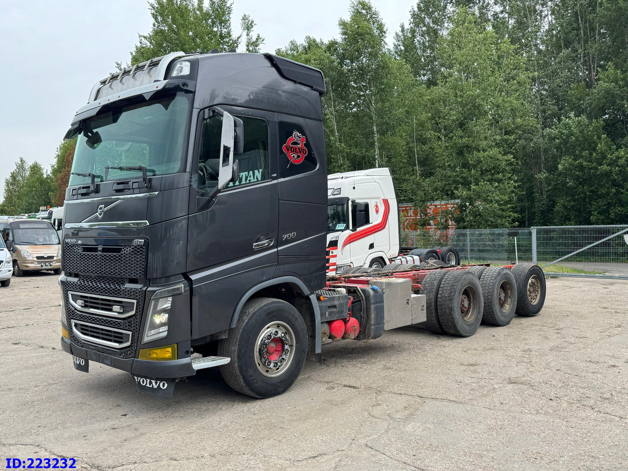 VOLVO FH16 700HP 8X4 Big Axles - Kamion sa golom šasijom i zatvorenom kabinom: slika 1 VOLVO FH16 700HP 8X4 Big Axles - Kamion sa golom šasijom i zatvorenom kabinom: slika 1