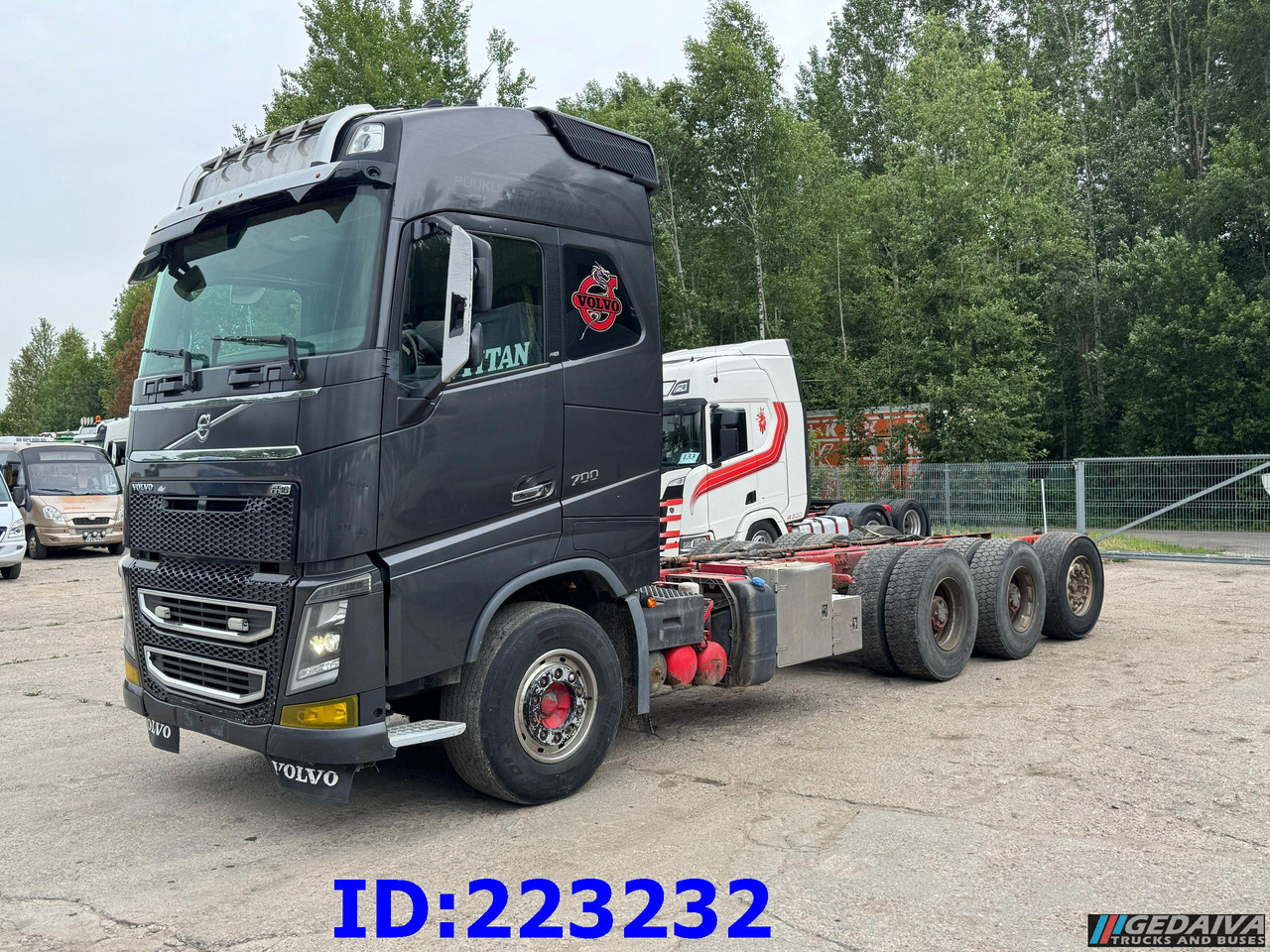 VOLVO FH16 700HP 8X4 Big Axles - Kamion sa golom šasijom i zatvorenom kabinom: slika 1 VOLVO FH16 700HP 8X4 Big Axles - Kamion sa golom šasijom i zatvorenom kabinom: slika 1