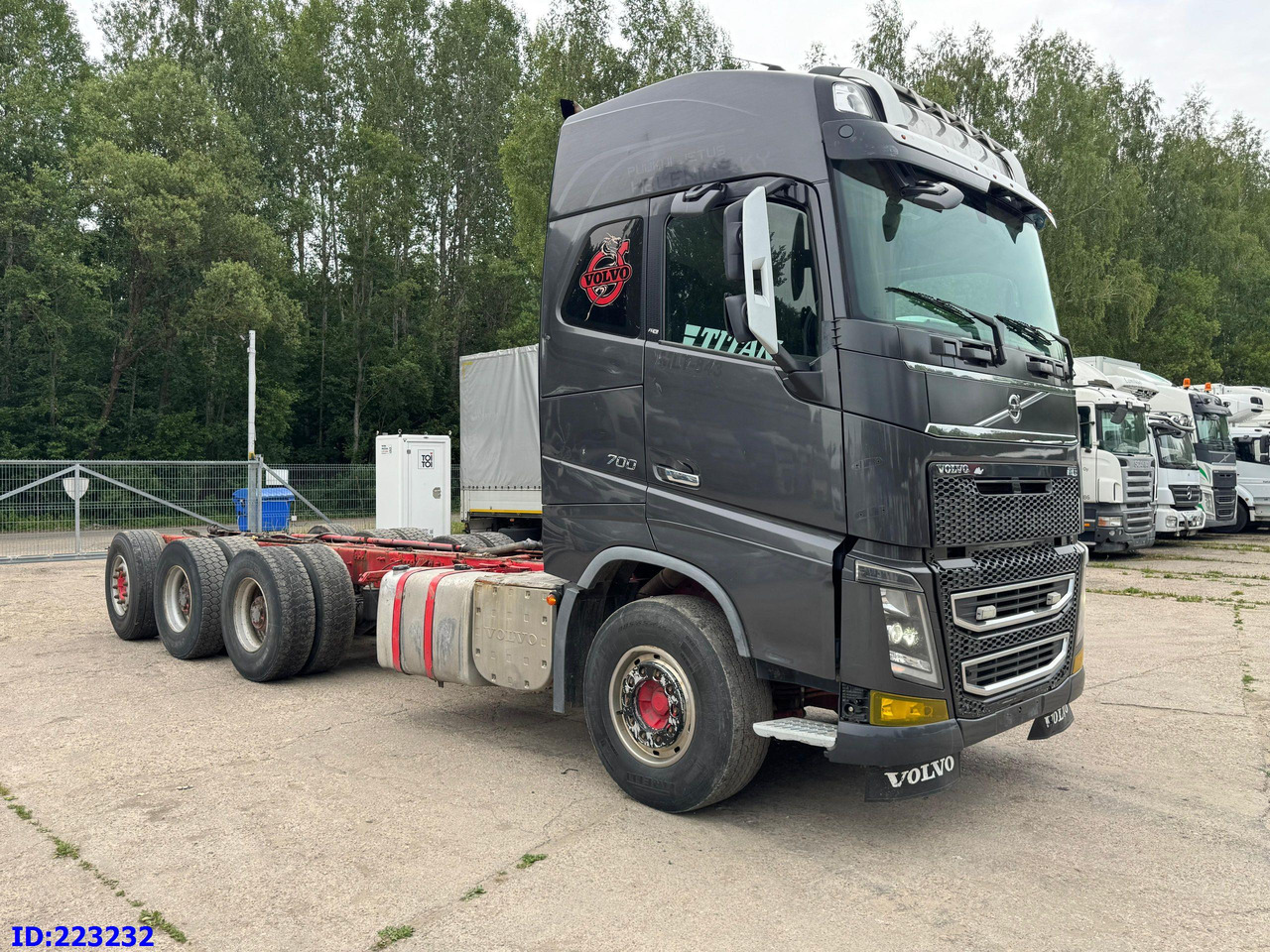 VOLVO FH16 700HP 8X4 Big Axles - Kamion sa golom šasijom i zatvorenom kabinom: slika 4 VOLVO FH16 700HP 8X4 Big Axles - Kamion sa golom šasijom i zatvorenom kabinom: slika 4