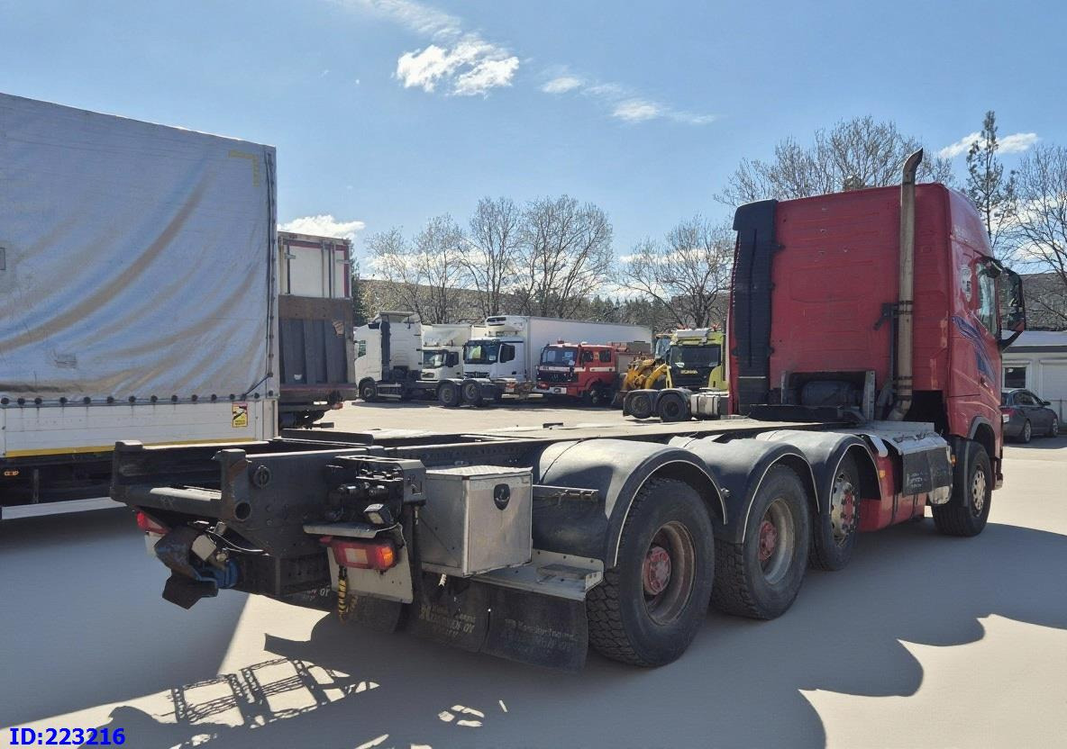 VOLVO FH16 700HP 8X4 Big axle - Kamion sa golom šasijom i zatvorenom kabinom: slika 5 VOLVO FH16 700HP 8X4 Big axle - Kamion sa golom šasijom i zatvorenom kabinom: slika 5