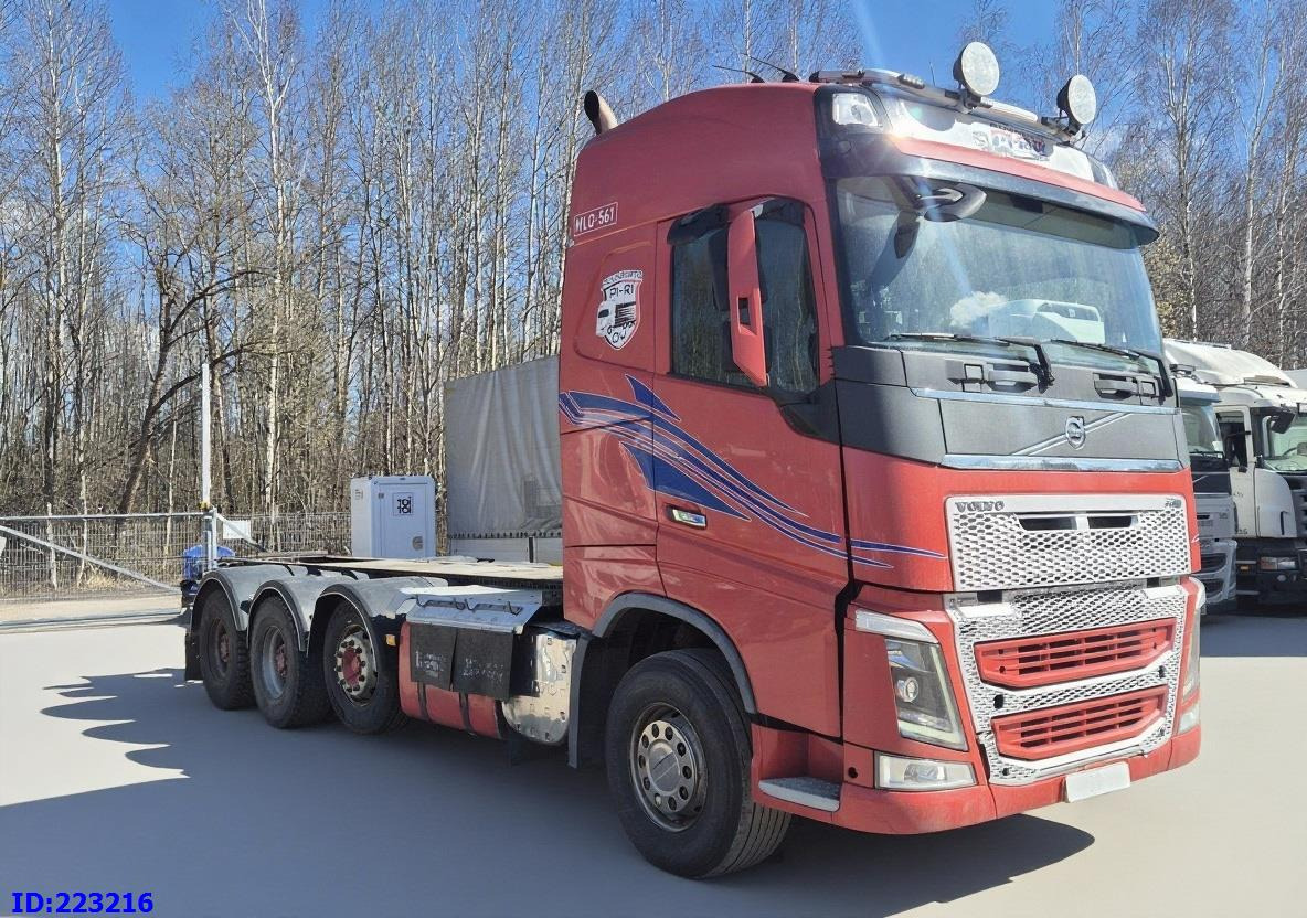 VOLVO FH16 700HP 8X4 Big axle - Kamion sa golom šasijom i zatvorenom kabinom: slika 4 VOLVO FH16 700HP 8X4 Big axle - Kamion sa golom šasijom i zatvorenom kabinom: slika 4
