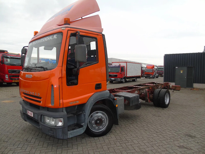 Iveco Eurocargo 120E18 + MANUAL - Kamion sa golom šasijom i zatvorenom kabinom: slika 2 Iveco Eurocargo 120E18 + MANUAL - Kamion sa golom šasijom i zatvorenom kabinom: slika 2