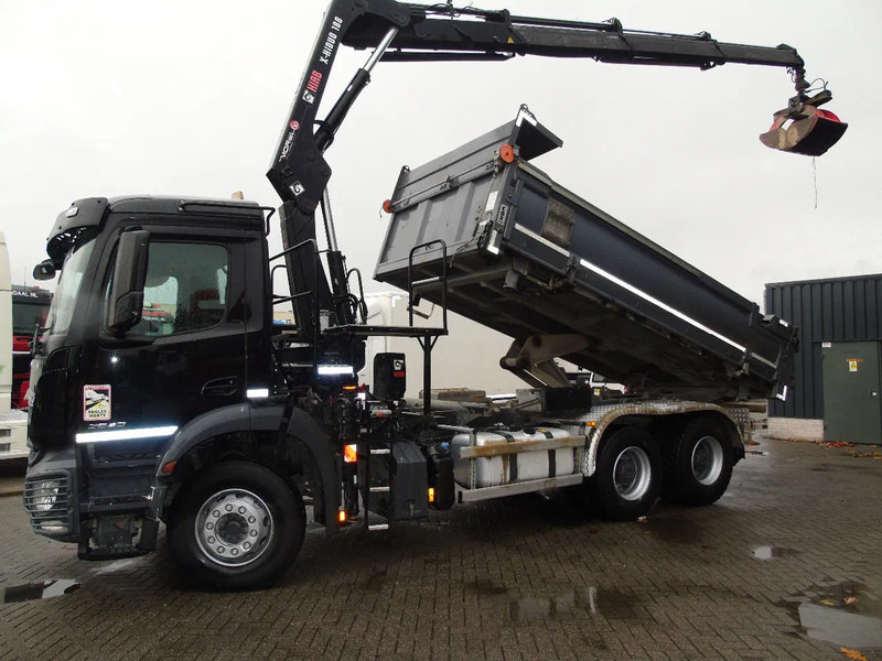 Mercedes-Benz Arocs 2643 + HIAB HIDUO 188B-3 + 6X4 + 3 SIDE TIPPER + REMOTE - Istovarivač, Kamion sa dizalicom: slika 4 Mercedes-Benz Arocs 2643 + HIAB HIDUO 188B-3 + 6X4 + 3 SIDE TIPPER + REMOTE - Istovarivač, Kamion sa dizalicom: slika 4