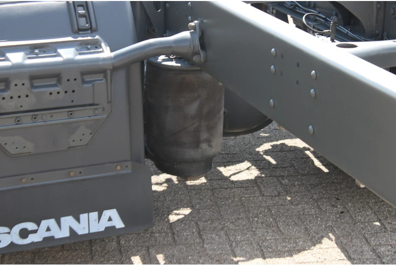 Kamion sa golom šasijom i zatvorenom kabinom Scania P250 + EURO 6: slika 8